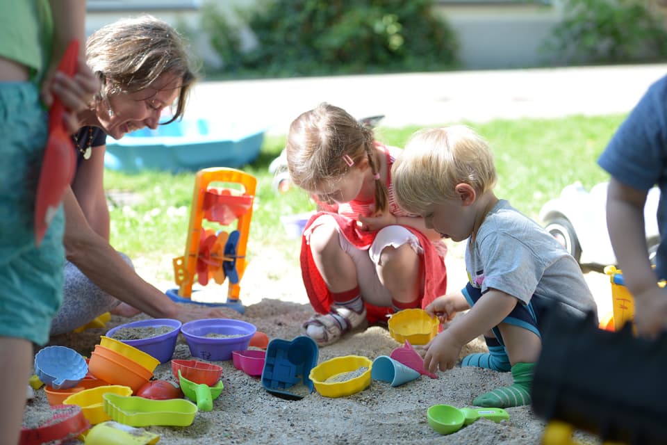 Kinder spielen im Sandkasten